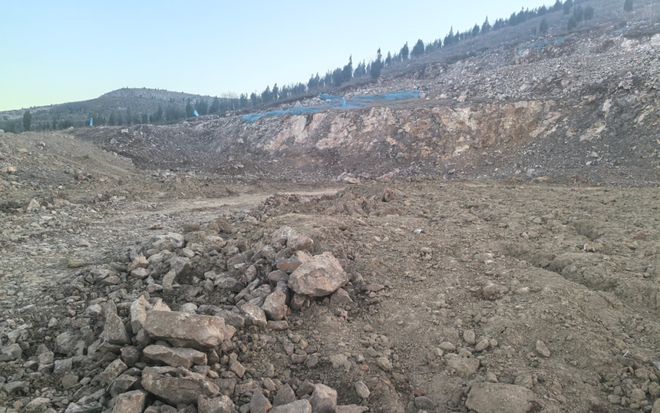 养牛场的秘密：两年多未见一头牛每天盗采数十车矿石倒卖