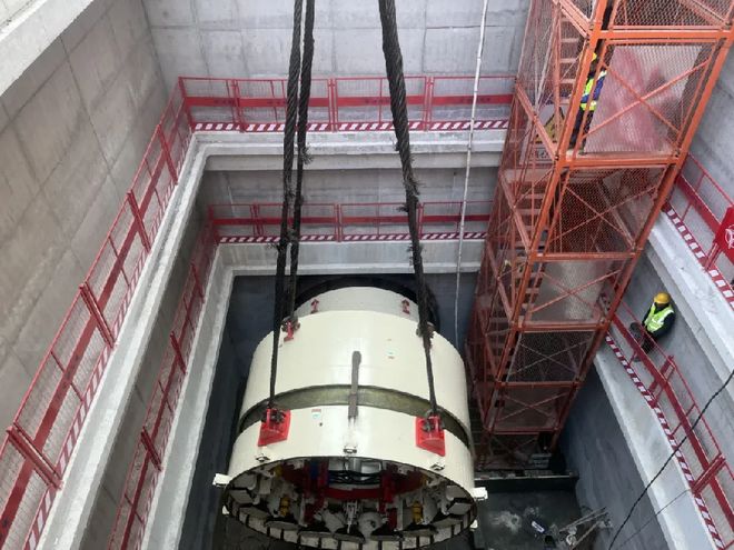 中交二航局长沙韶山路电力隧道项目盾构机顺利吊装下井